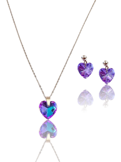 Conjunto cadena con dije y aros de plata con cristal Swarovski violeta sobre fondo blanco. De Fasano Joyeros