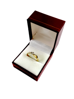 Anillo de compromiso para mujer en oro 18 quilates de Fasano Joyeros. Somos la joyería más antigua de Rosario. Fabicamos alianzas. Vendemos y compramos oro.