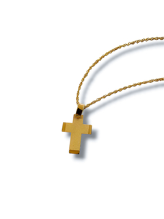 Cruz de oro de 18 quilates con cadena trenzada, diseño elegante y moderno.