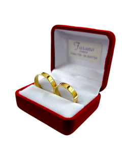 Anillo de boda en una caja roja de terciopelo.