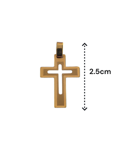 Cruz de oro de 18 kilates, grande, con diseño calado y arenado, muestra una medida de 2.5 cm.