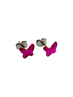 Aros de acero quirúrgico mariposas fucsias en Serena Complementos. Nos fusionamos con Fasano Joyeros para ofrecerles una alternativa en joyas de acero y bijou. Hacemos ventas online y en el local de Fasano Joyeros ubicado en Maipú 938, Rosario Argentina.