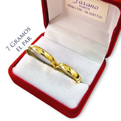 Alianzas de oro para matrimonio y compromiso, modelo italianas o media caña gruesa en 7 gramos el par. Somos Fasano Joyeros, la joyería más antigua de Rosario. Fabricamos alianzas. Vendemos alhajas y compramos oro.