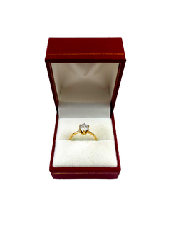 Anillo de oro para compromiso y casamiento de Fasano Joyeros, la joyería más antigua de Rosario. Empresa familiar, tercera generación de joyeros.