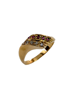 Anillo de oro para mujer con rubíes y cubics zirconia de Fasano Joyeros, la joyería más antigua de Rosario. Fabricamos alianzas. Vendemos y compramos oro.