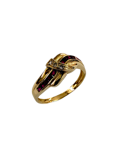 Anillo de oro para mujer con rubíes y cubics zirconia de Fasano Joyeros, la joyería más antigua de Rosario. Fabricamos alianzas. Vendemos y compramos oro.