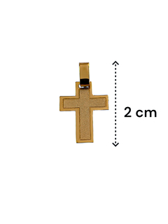 Cruz de oro de 18 kilates en acabado arenado, mide 2 cm de altura.