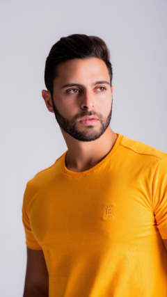 CAMISETA ESSENTIAL | COMFORT - AÇAFRÃO na internet