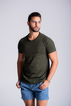 CAMISETA NOME IN RELEVO | BERPAIRY - VERDE MILITAR