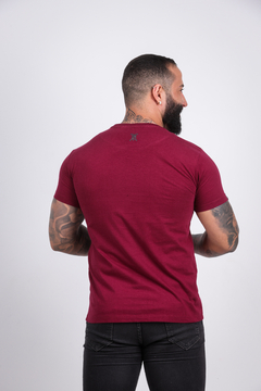 CAMISETA ESTAMPADA | IN RELEVO EMBORRACHADO - BORDO na internet