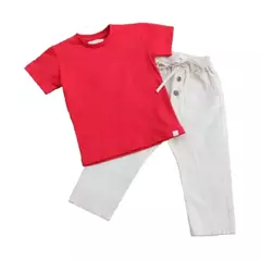 Conjunto infantil de camiseta preta e calça saruel clara, ambos feitos de algodão sustentável.