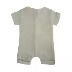 Costas do romper de bebê em algodão sustentável, na cor verde claro, com mangas curtas e detalhes na bainha.