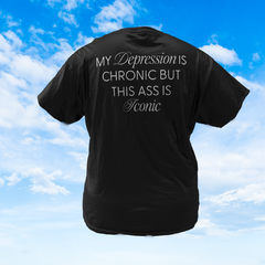 Camiseta perta estampada com "My Depression chronic but this ass is iconic".