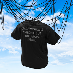 Camiseta perta estampada com "My Depression chronic but this ass is iconic" em branco