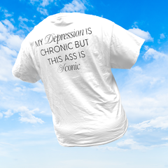 Camiseta branca estampada com "My Depression chronic but this ass is iconic" em preto