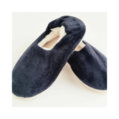 Pantufla negra tipo ballerina de piel con interior de corderito.