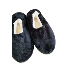 Pantufla negra tipo ballerina de piel con interior de corderito.