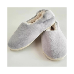 Pantufla gris tipo ballerina de piel con interior de corderito.