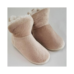 Pantufla beige tipo bota de piel con interior de corderito.