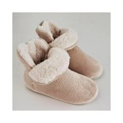 Pantufla beige tipo bota de piel con interior de corderito.