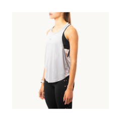 Musculosa técnica color gris y negra, confeccionada en lycra y dry fit.