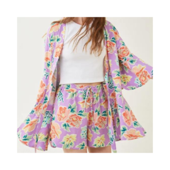 Vestido Kimono Lila con estampado en flores.