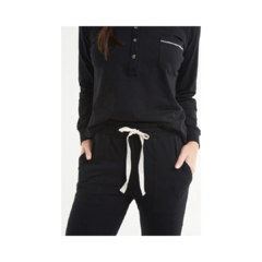 Pantalon pijama tipo jogger de mujer color negro.
