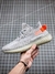 Adidas Yeezy 350 Boost V2 "Tail Light" na internet