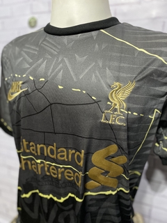 Camisa Liverpool na internet