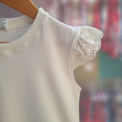 REMERA NENA CON BRODERIE NATURAL - comprar online