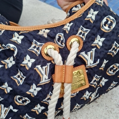 Louis Vuitton Cruise Bulles MM na internet