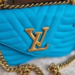 Louis Vuitton New Wave Chain PM na internet