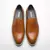 loafer masculino	castanho de couro com design elegante e sola branca.