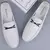 mocassim masculina branco com detalhe em metal, modelo elegante e confortável.