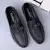 sapato loafer masculino preto com detalhes em metal e interior acolchoado.