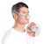 Mascarilla nasal CPAP ResMed AirFit P10 Almohadilla modelada por un adulto de mediana edad con camisa blanca, sobre fondo blanco. Una vista detallada de la zona nasal muestra cómo las almohadillas de la mascarilla se ajustan a la nariz.