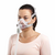 Paciente femenina modelando la mascarilla CPAP Oronasal AirFit F10 para mujer, de la marca ResMed. Posando desde un ángulo derecho, la máscara se muestra con un arnés que tiene bonitos detalles de color rosa, sobre fondo blanco.