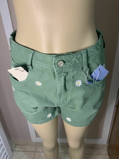 Short Mom Margaridas Bordado Alcance Jeans Original - Stilo.co - Roupas de Marca Famosas, Jóias em Ouro 18k, Jóias Religiosas