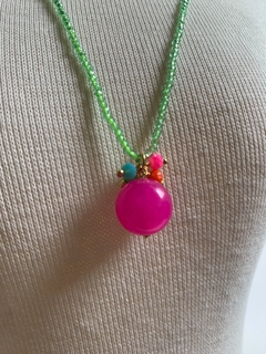 Colar Com Pingente Rosa Rubi E Cristais Verde Neon Naturais - comprar online