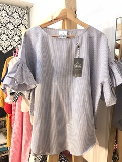 Blusa larguita borde redondeado con mangas de volados