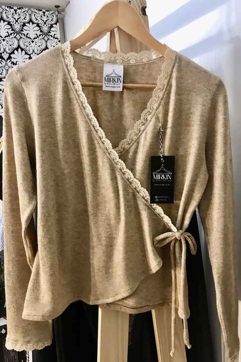 Sweater de lanilla cruzado con puntillas mangas 3 4