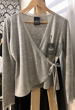 Sweater de lanilla cruzado con puntillas o voladitos - comprar online