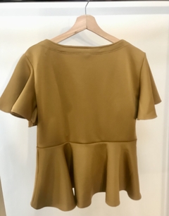 Remera/Blusa de SCUBA color mostaza con peplum - comprar online