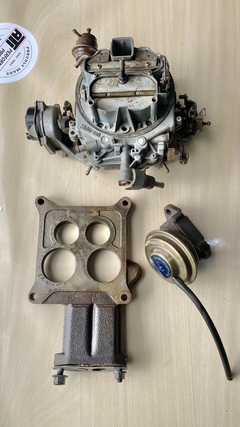 Carburador Motorcraft, placa espaçadora e válvula EGR de contrapressão originais dos motores Ford Big Block 429 e 460.