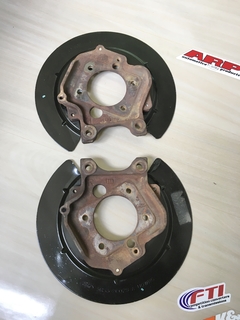 Adaptadores dos freios traseiros com espelhos do Ford Mustang 2005 a 2014. - Zera Parts V8 - Peças e acesssórios para veículos da linha de motores V8 e antigos.