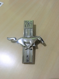 Emblema original do Ford Mustang 289 V8 - 1966 a 1969. Lado direito, passageiro. na internet