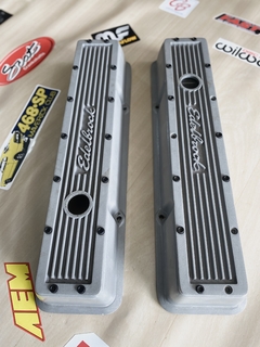 Tampas de Válvulas Edelbrock 4262, Série Elite para motores Chevy 305 350 400 SBC. - comprar online