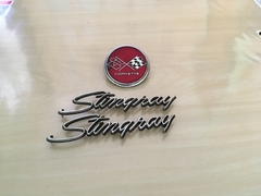 Kit com 03 emblemas originais do Corvette Stingray 75-76.