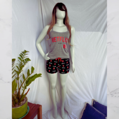 Pijama Feminino Curto Alcinha Estampa Netflix Cinza e Preto