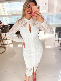 Vestido midi noiva civil com manga longa e fenda na barra